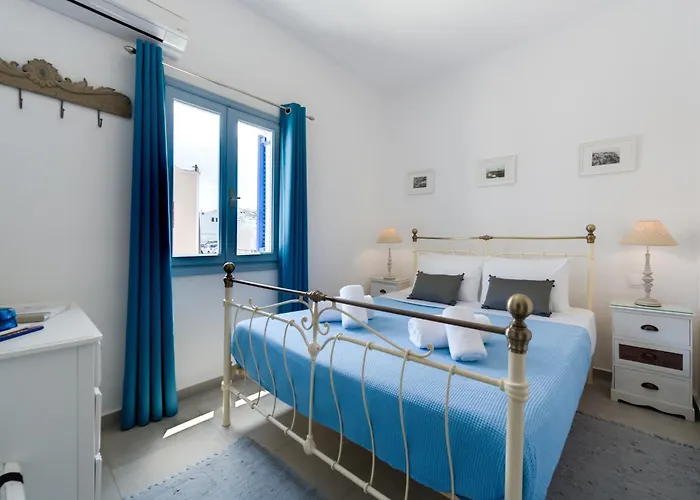 Folia * Fira (Santorini)